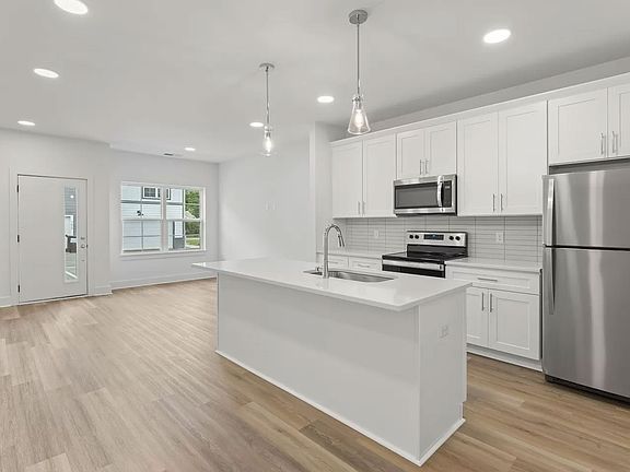 3rd image of 700 N Dupont Ave #512