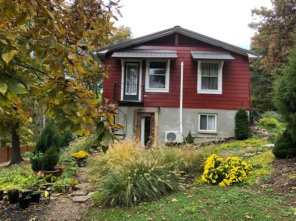 27 Hambrick Rd #A, Nitro, WV 25143