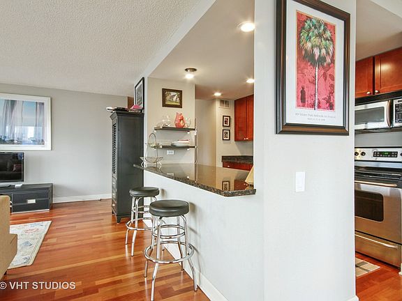 5th image of 30 E Huron St APT 4704