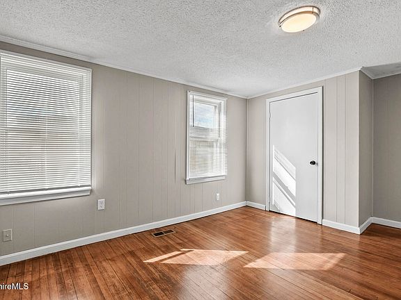 4th image of 17 Chamberlain Ave #17