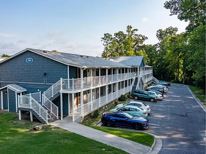 Harbor Pointe Apartments — Photo 15