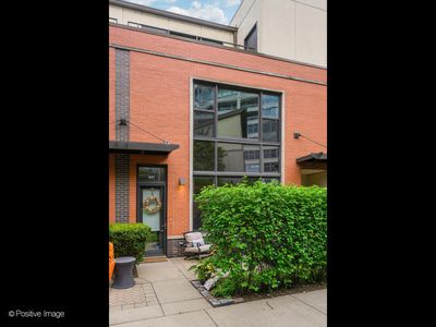 907 N Howe St, Chicago, IL, 60610