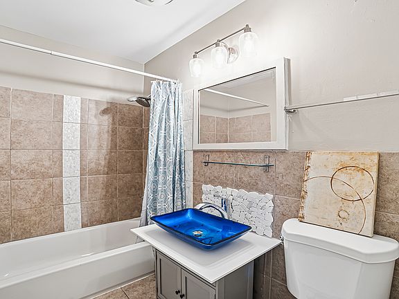 3rd image of 2411 W Balmoral Ave APT 3B