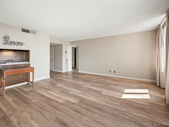 4th image of 450 W 7th St APT 807