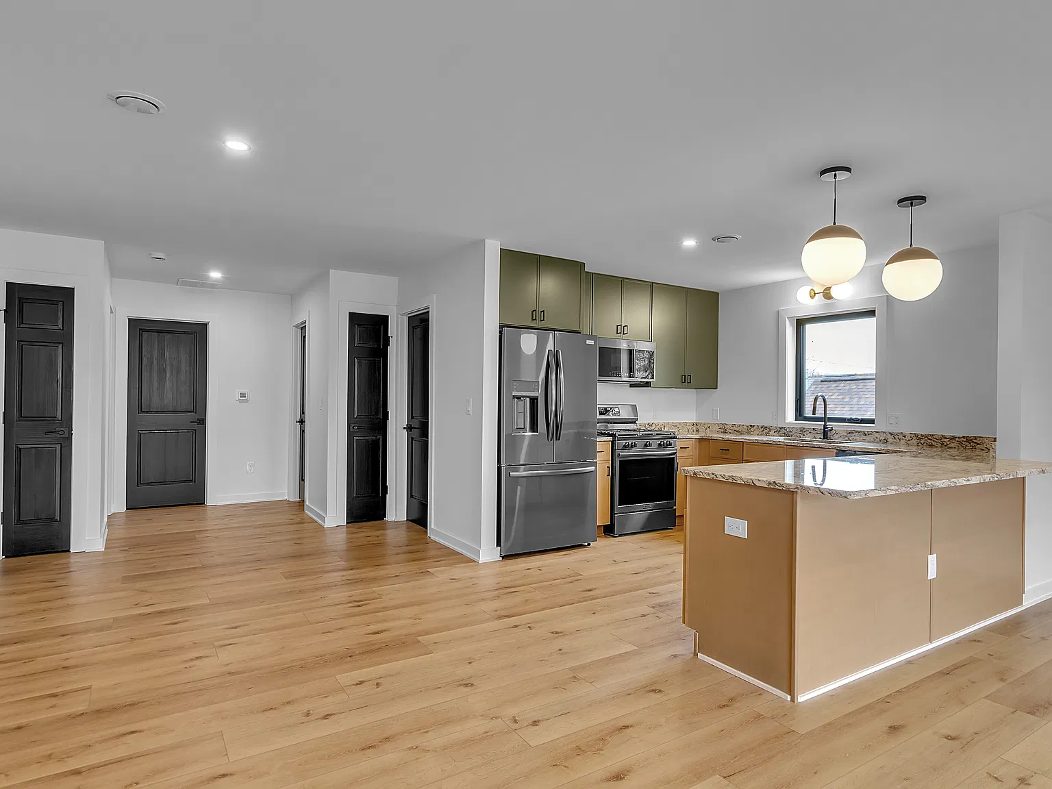 3 bed, 1400 sqft, $2,400 — Photo 2