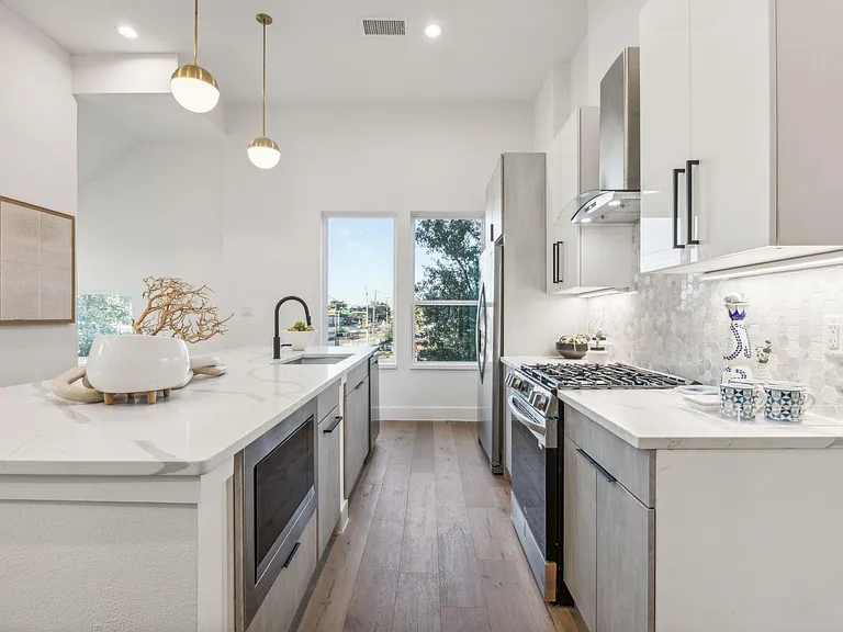 4208 Live Oak St #106 — Photo 3