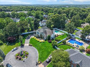 2 Hamilton Pl, Lake Grove, NY 11755