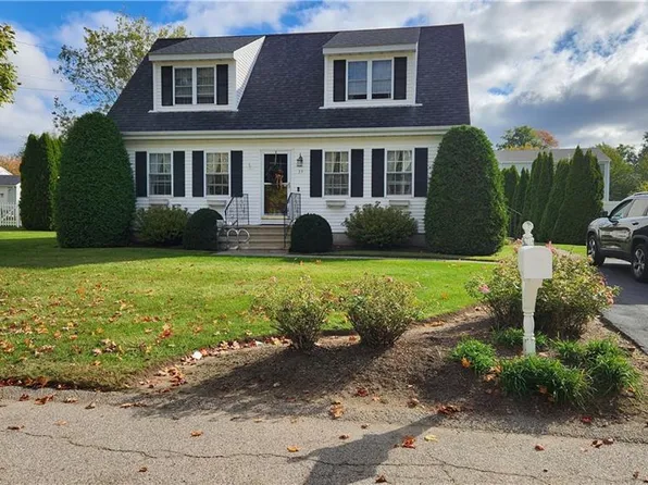 27 Hamlet Ct, Bristol, RI 02809