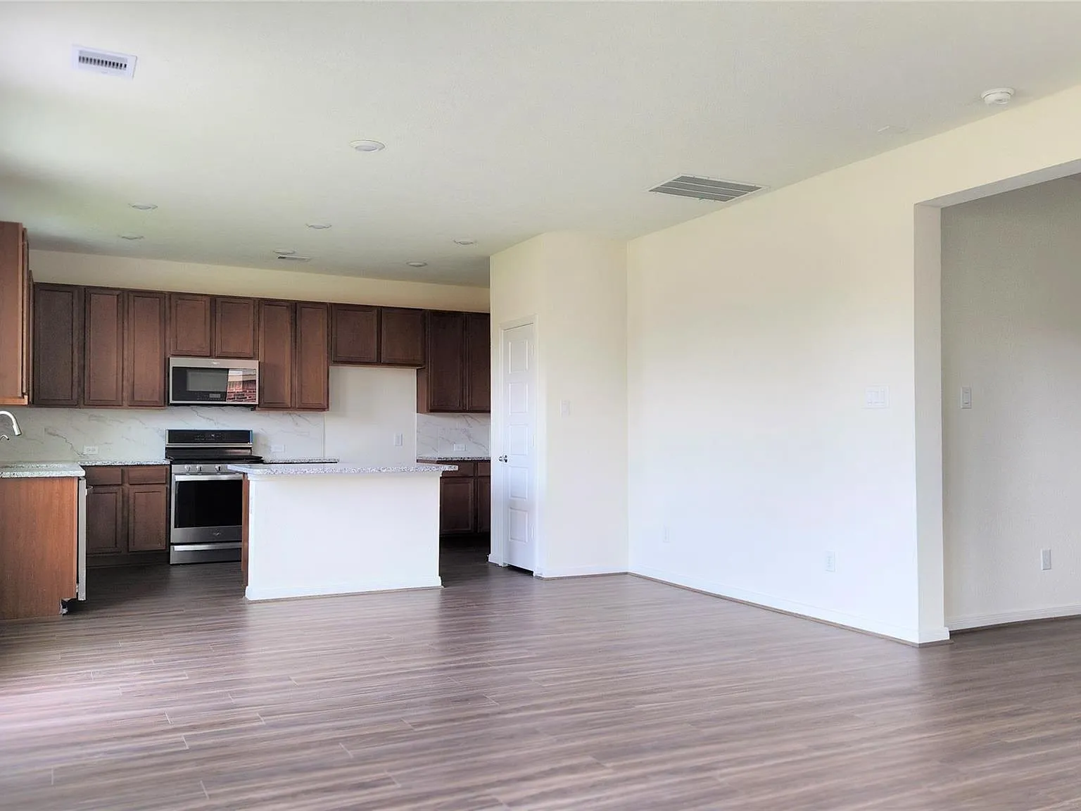 3 bed, 2.5 bath, 2004 sqft, $2,300 — Photo 3