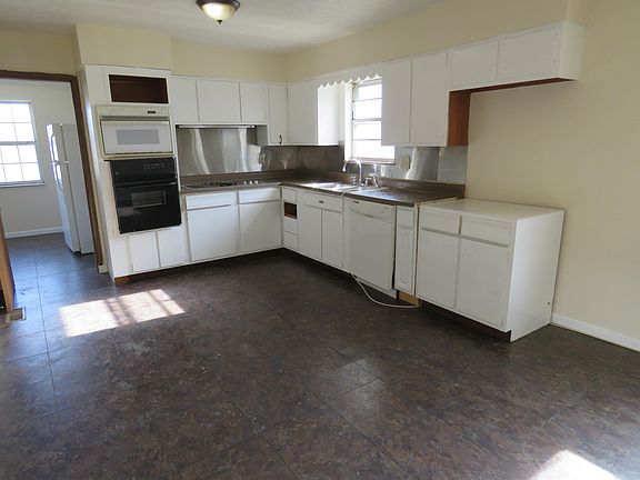 3rd image of 814 Goldfinch Ave