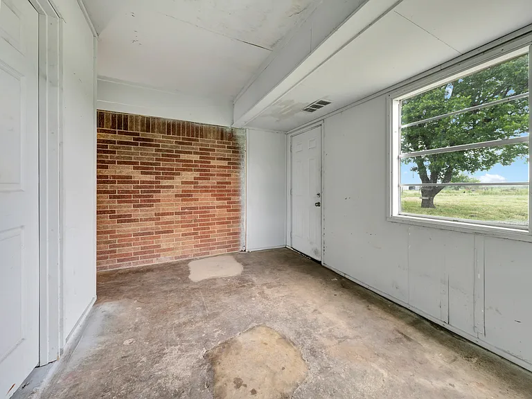 9209 FM 1570 N — Photo 45