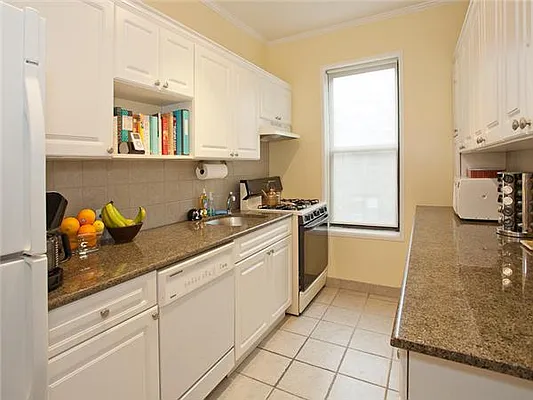 Sold by Avenue Sotheby's International Realty | media 22