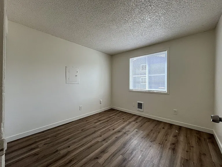 Spacious Corner Apartment with Three Bedrooms, Open Living Space & Modern Kitchen — Photo 26