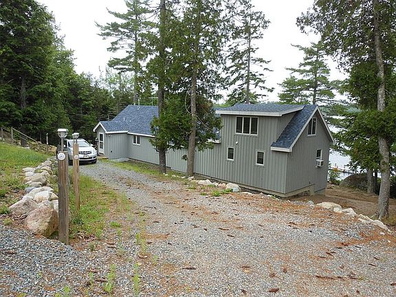 driveway view of house