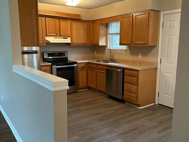 410 Savannah Ave — Photo 8