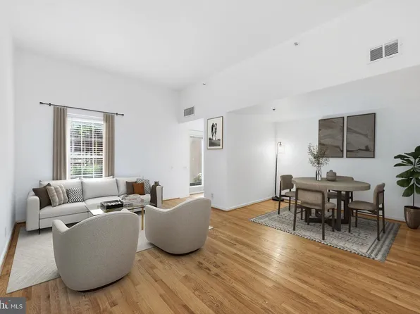 301 Race St APT C010, Philadelphia, PA 19106