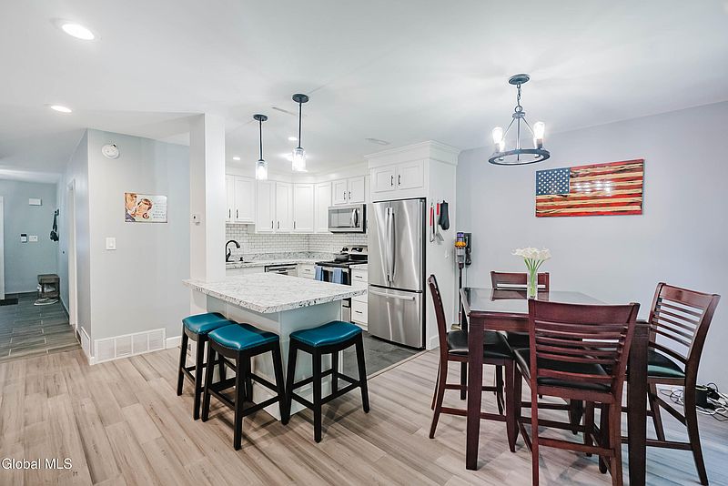 5th image of 4005 Chaucer Place