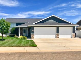 1640 9th Ave E, Dickinson, ND 58601