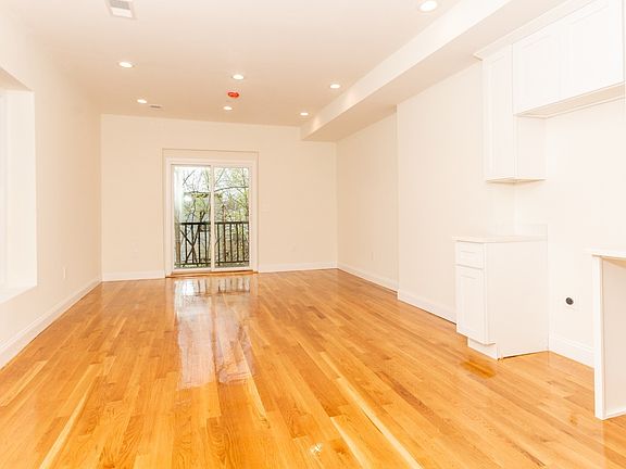 4th image of 78 W Cottage St #2