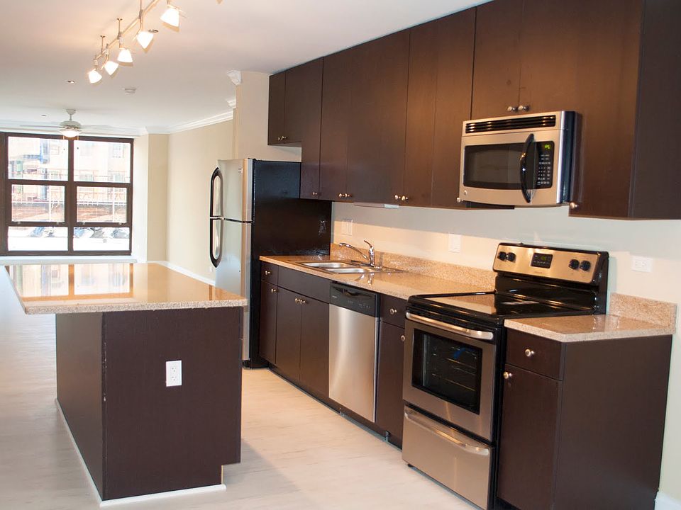 1st image of 600 W Diversey Pkwy APT 204