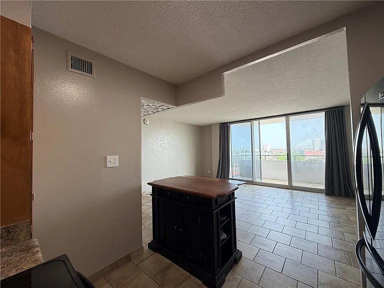 715 S Upper Broadway St — Photo 11