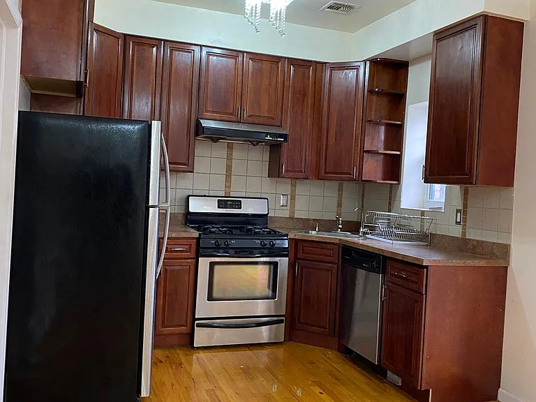 71-74 161st St #2 — Photo 3