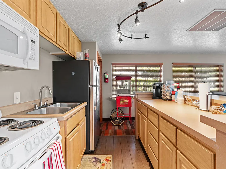 Creekside Apartments — Photo 23