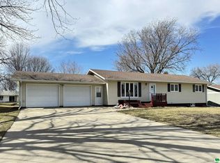 304 Iowa Ave NW, Orange City, IA 51041