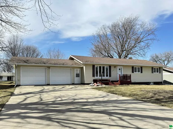 304 Iowa Ave NW, Orange City, IA 51041