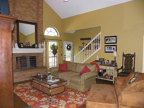 3rd image of 206 Carriage Dr