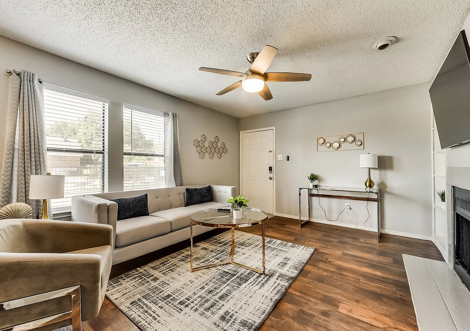 I45 World Cup Stay - 18 min to AT&T - Sleeps 2 - Public Transit — Photo 2
