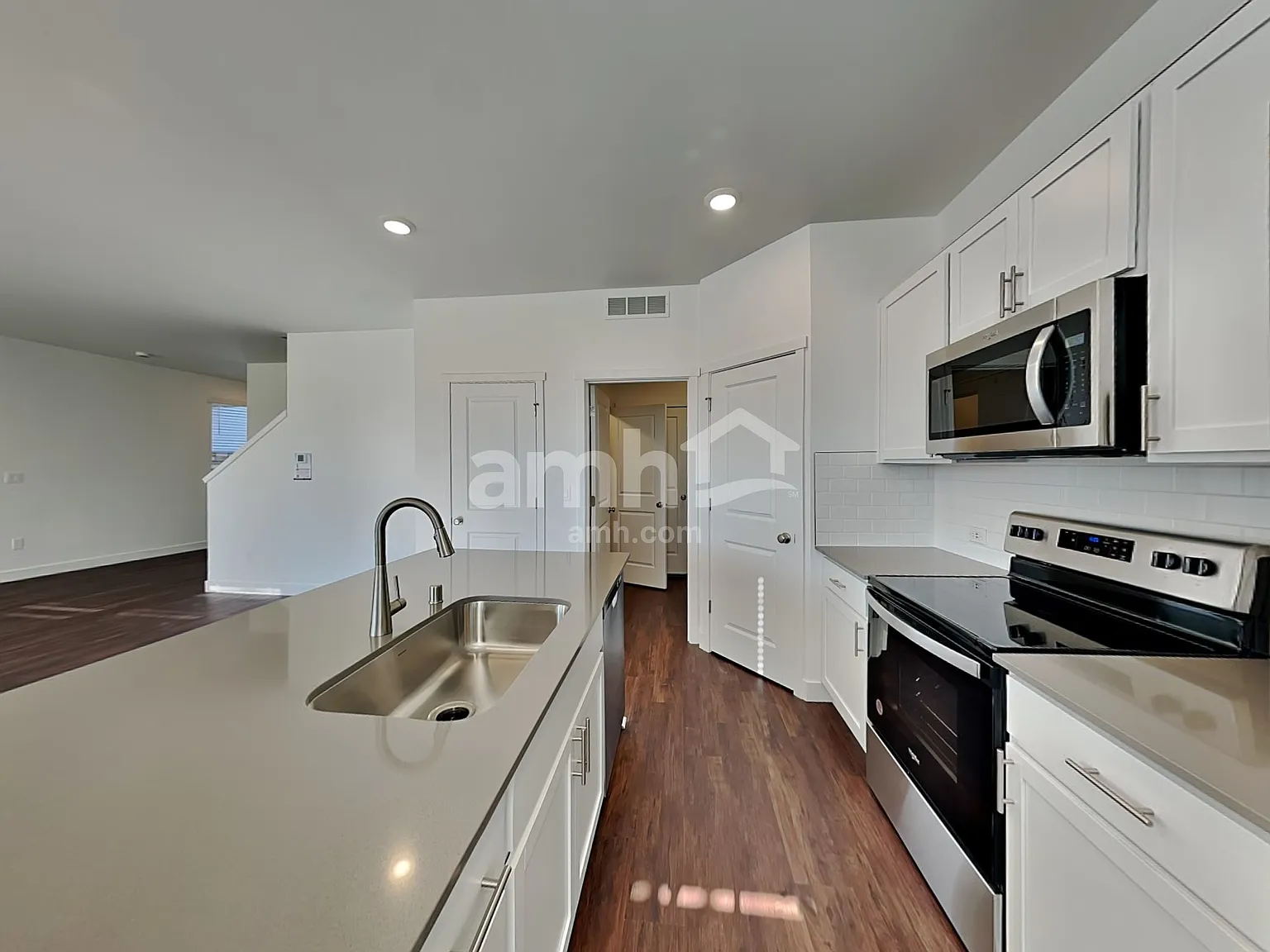 3 bed, 2.5 bath, 1691 sqft, $3,410 — Photo 4