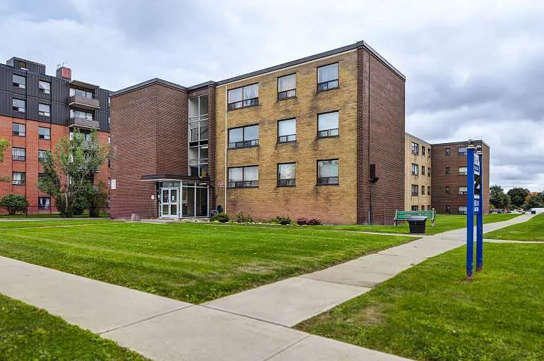 1545 Birchmount Road Toronto — Photo 2