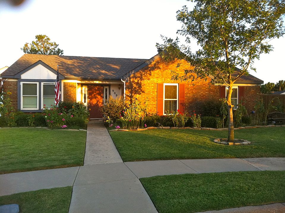 Hardie Siding, recent sprinkler system, cedar fence.