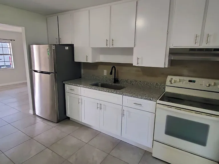 2578 Seneca Ave — Photo 5