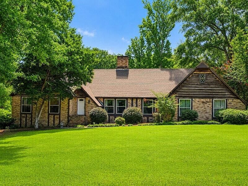 1506 Country Club Dr