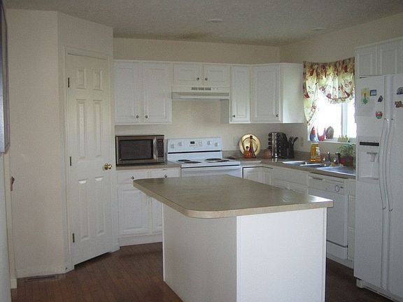 Kitchen with upgraded cabinets
