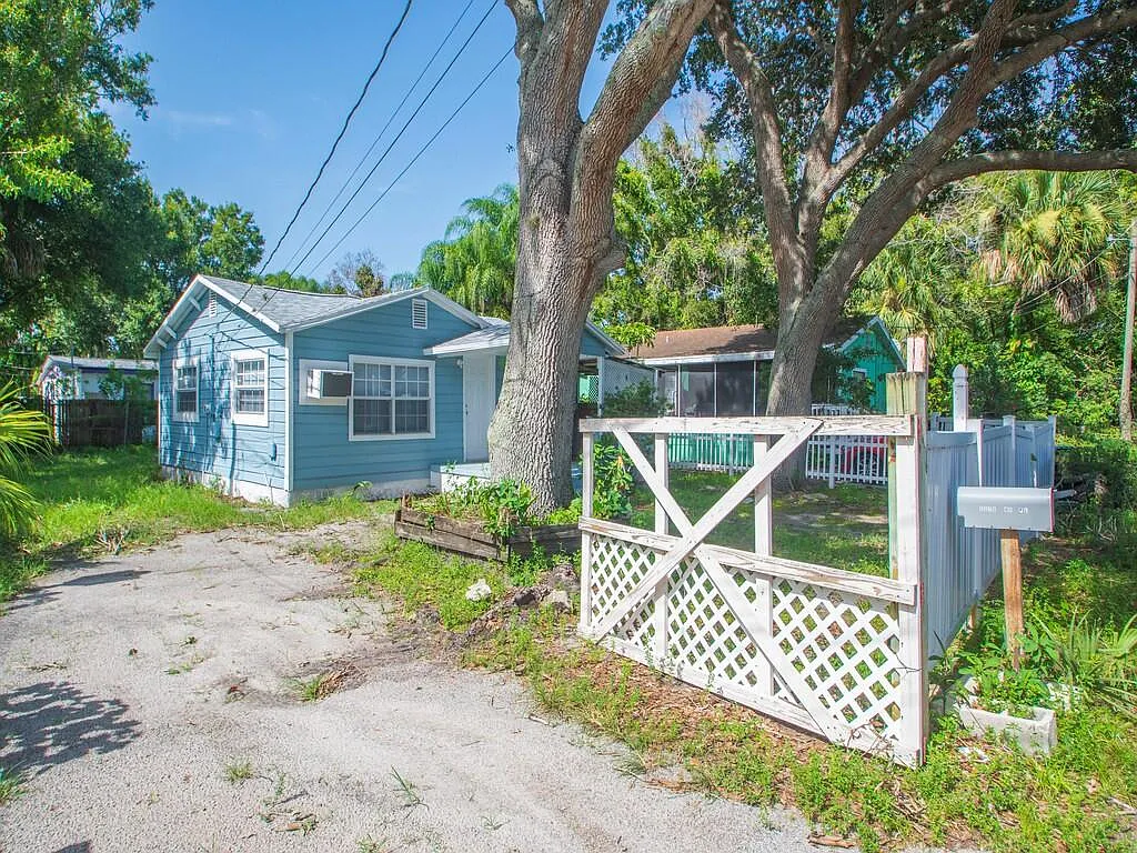 2 bed, 1.0 bath, 572 sqft, $1,200 — Photo 1