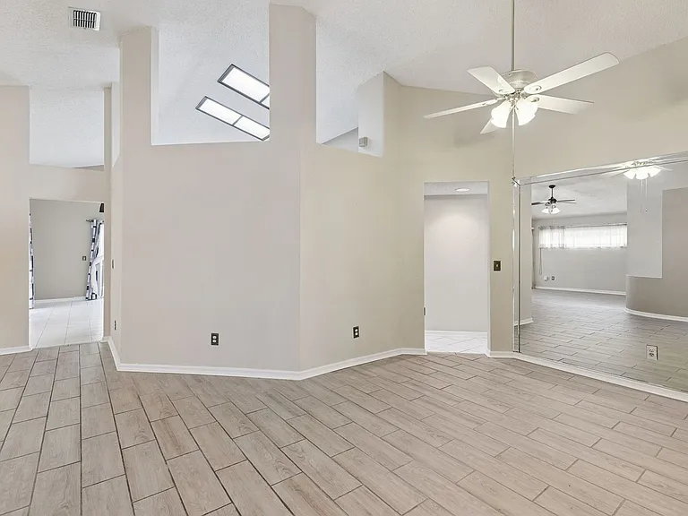 13750 Huntwick Dr — Photo 9