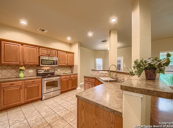 3rd image of 15819 Glenn Ln