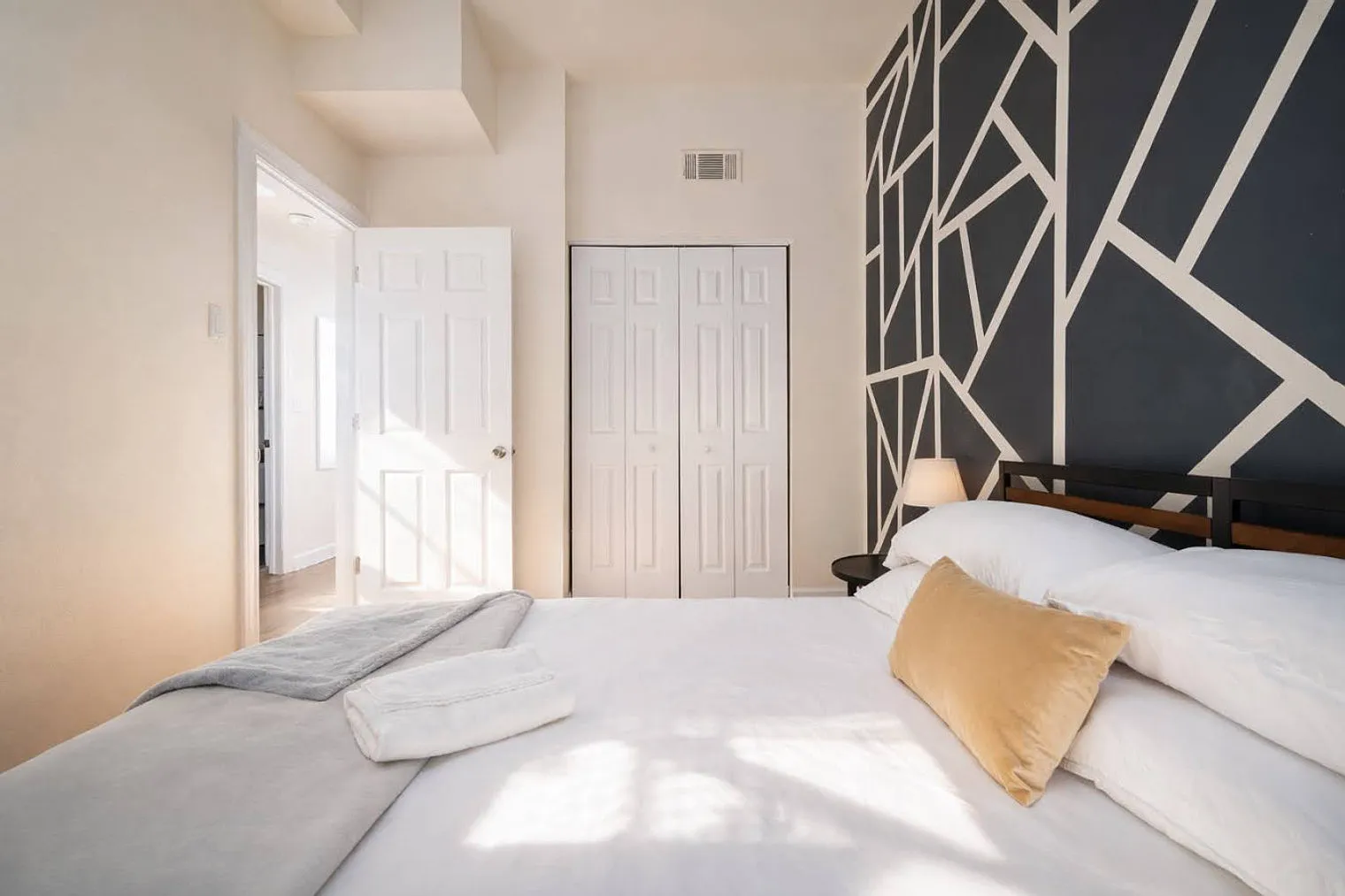2 bed, 1.0 bath, 592 sqft, $3,156 — Photo 3