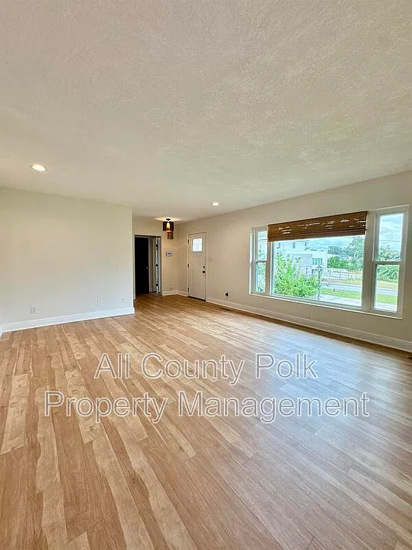 3 bed, 2.0 bath, 2060 sqft, $2,595 — Photo 3