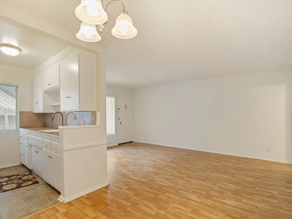 11615 Darlington, Prime Brentwood, Steps to San Vicente