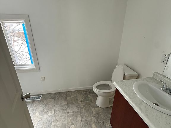 5th image of 305 Spring St