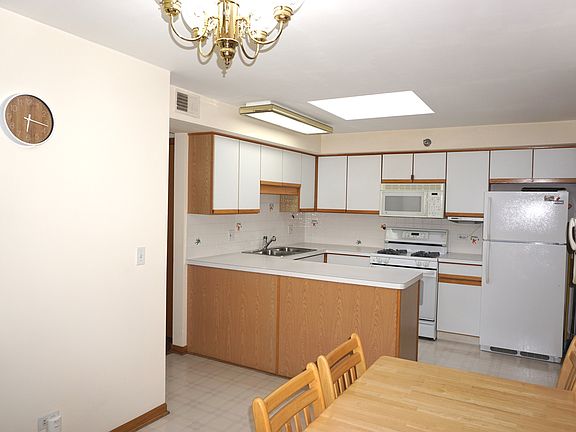 5th image of 6701 N Milwaukee Ave APT 702