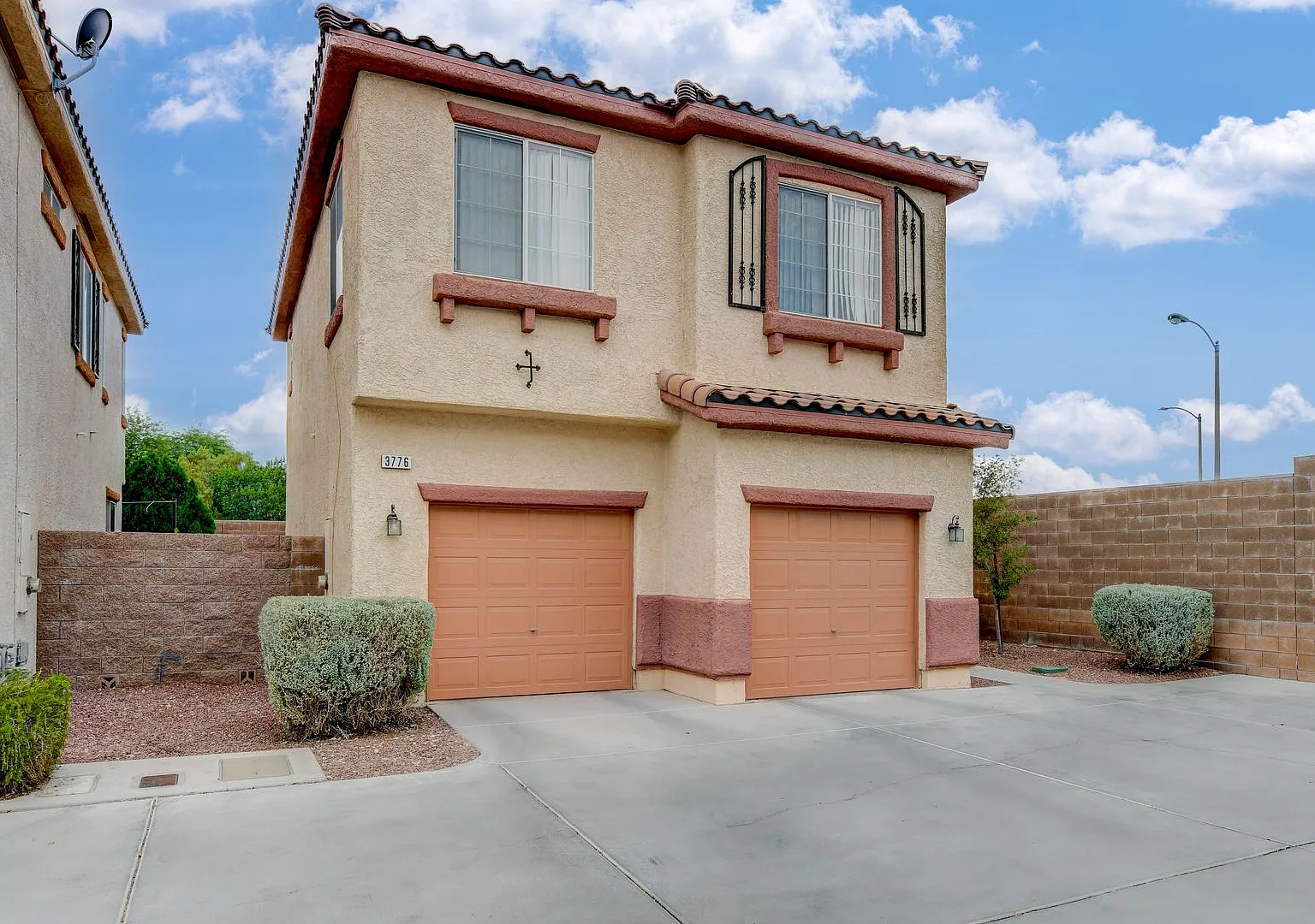 Gorgeous 2 Story, 3 Bedroom 2.5 Bath, Gated — Photo 2