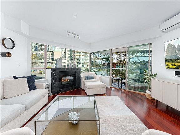 2nd image of 1600 Hornby St #302