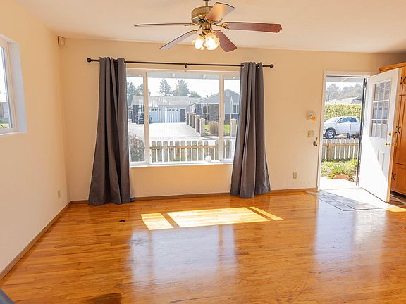 2nd image of 2039 Holly St