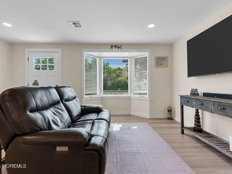 501 Forman Ave — Photo 7