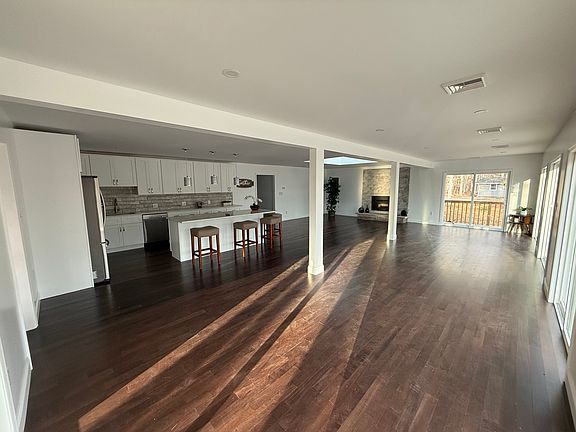 4th image of 347 N Shore Dr